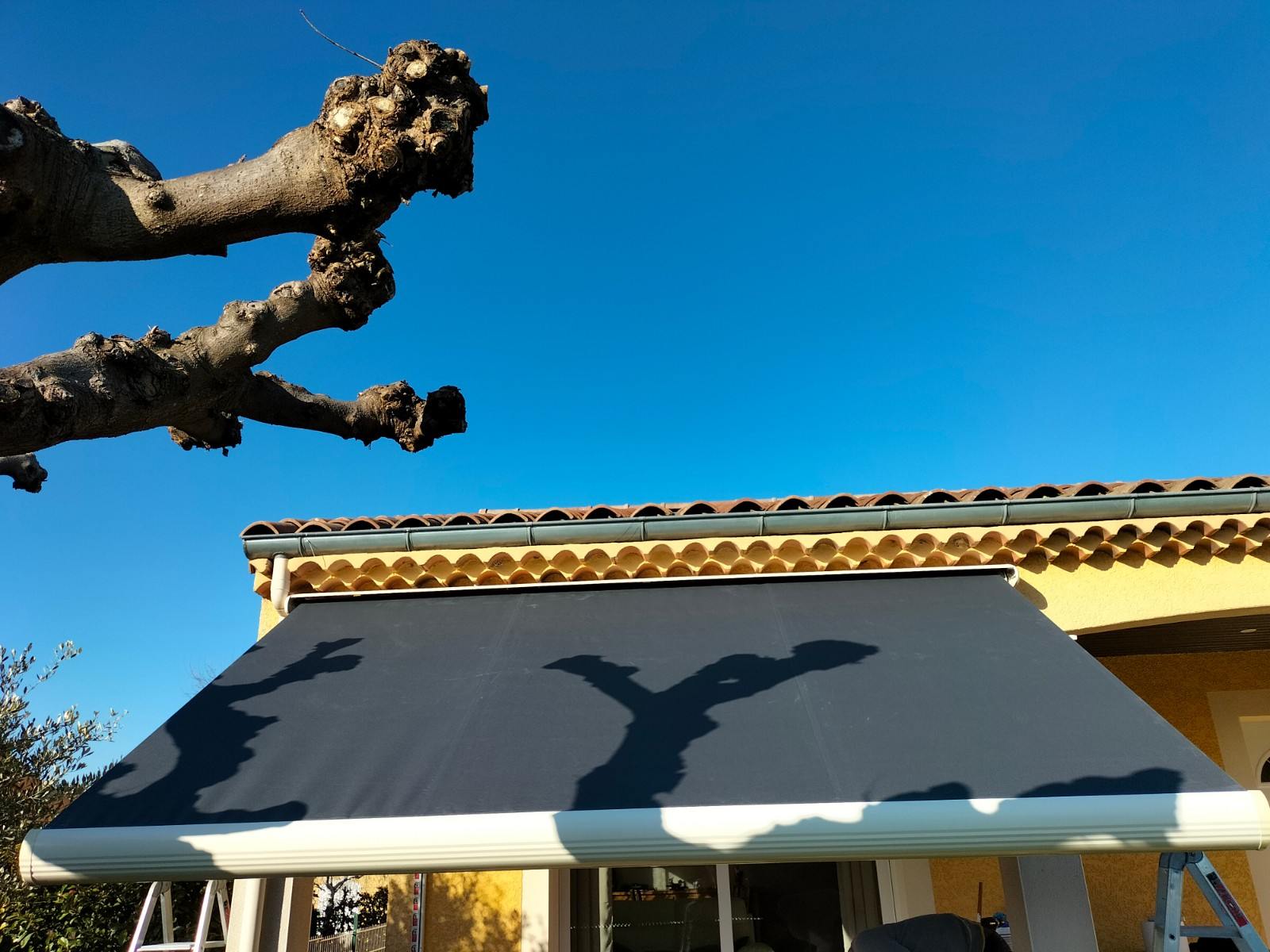 store extérieur gris avec Maison Pierre