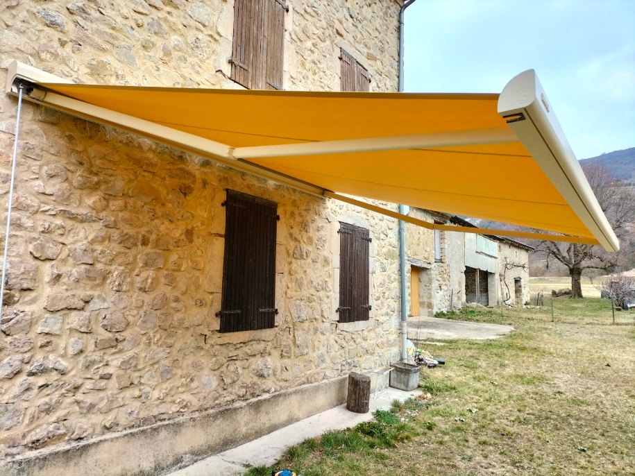 store jaune extérieur avec Maison Pierre