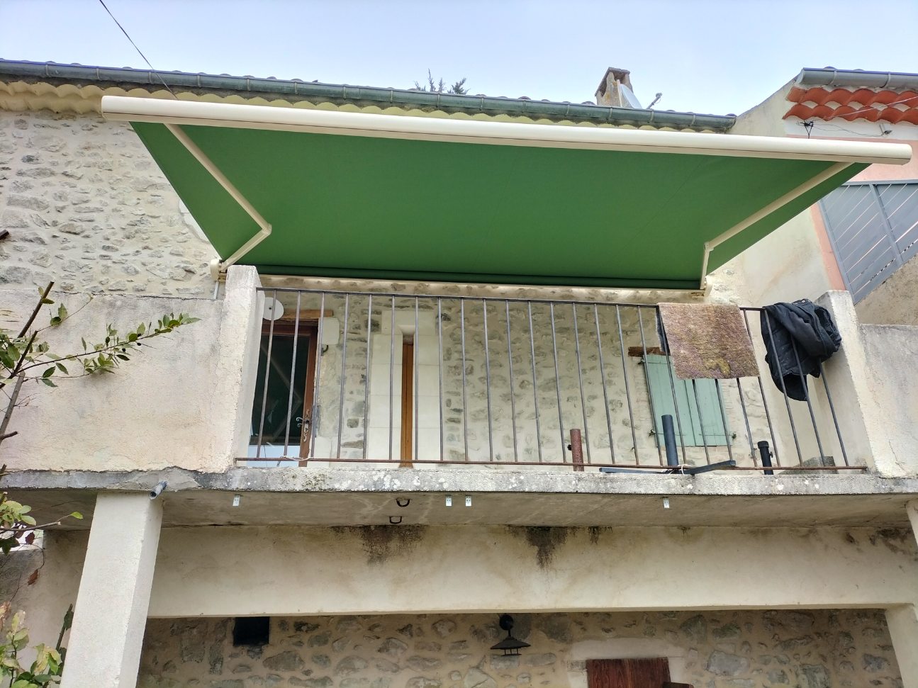 store extérieur vert (vue 2) installé par Maison Pierre à Valence (26)