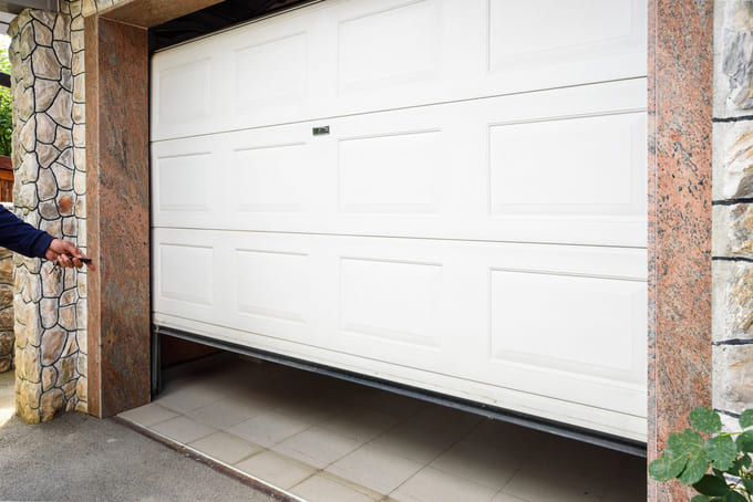 porte de garage sectionnelle installé par Maison Pierre